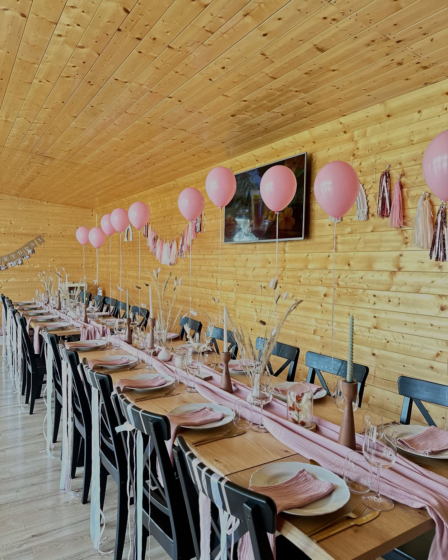 Decoruri tematice pentru copii - Cină elegantă cu baloane roz